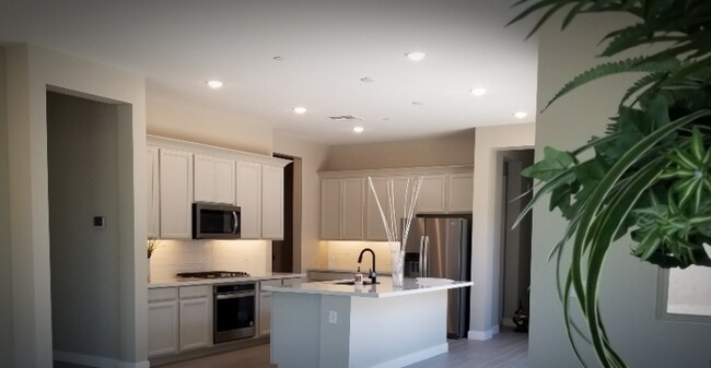 Building Photo - 14039 W Desert Flower Dr