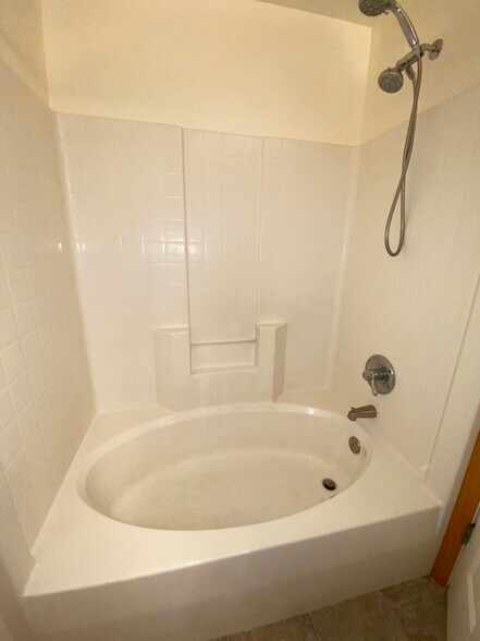 Oval Tub/Shower- both bathrooms - 425 SE Shell Ave