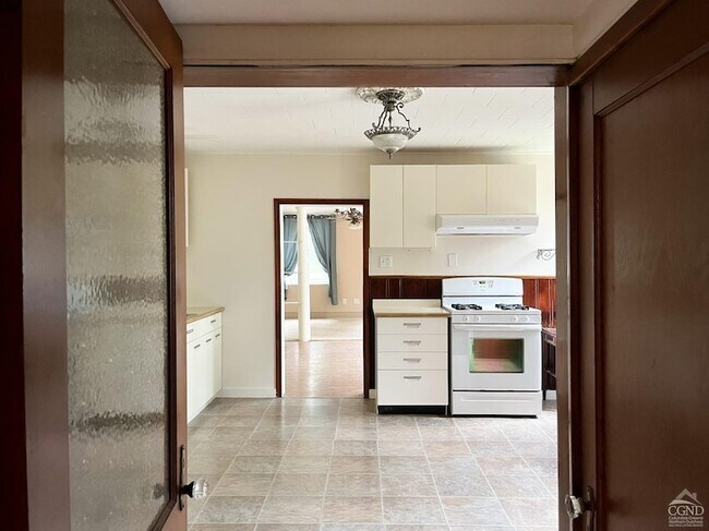 Building Photo - 122 2nd St