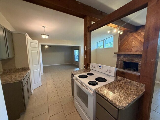 Building Photo - 904 Hill St