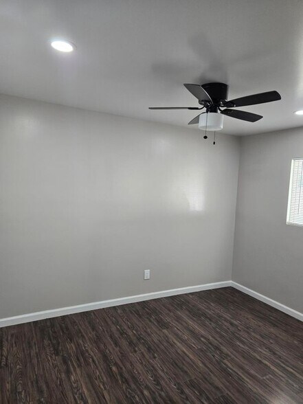 Building Photo - 442 E Arrow, 1/2