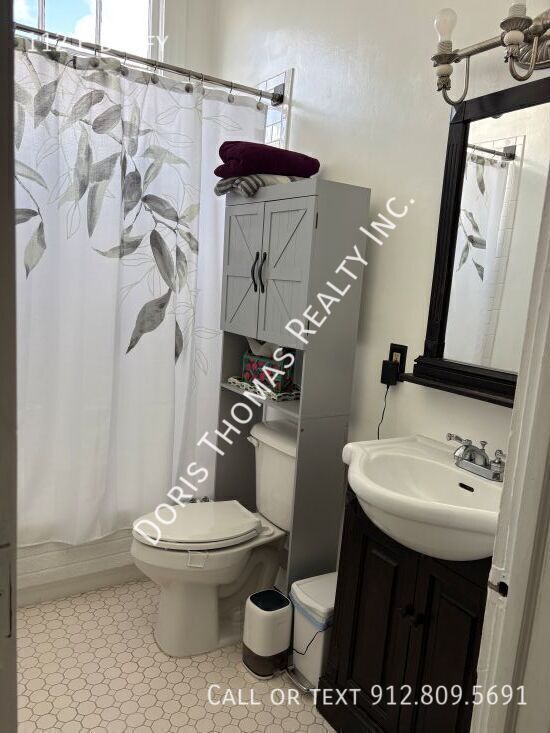 Building Photo - 112 E Duffy-