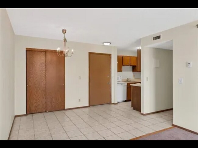 Building Photo - Spacious 2 Bedroom Condo