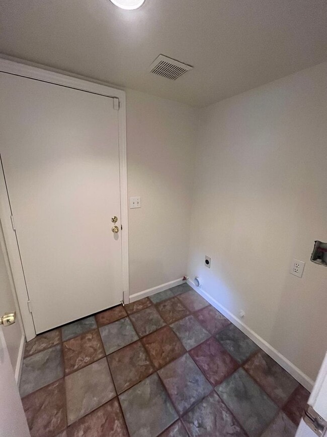 Building Photo - BEAUTIFUL UPDATED HOME IN WEST ROSEVILLE!!