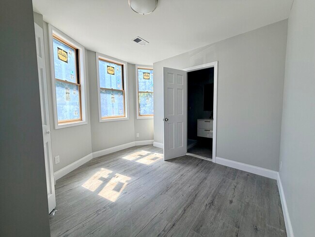 Building Photo - 341 Grosvenor Ave