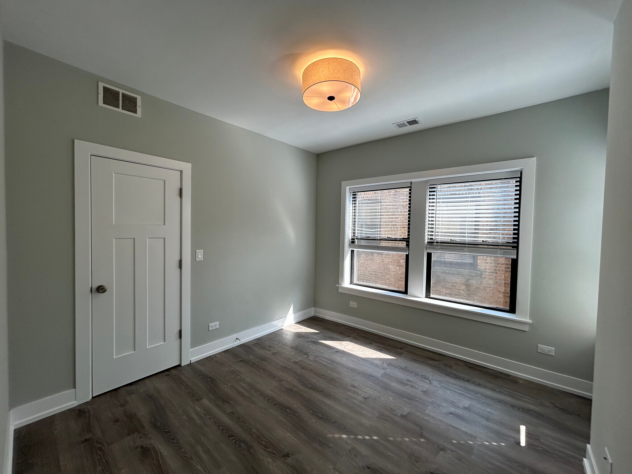 Building Photo - 1000 Crain St