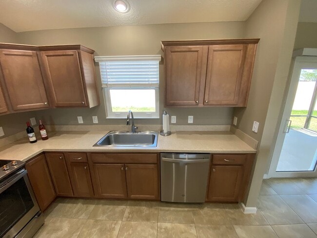 Building Photo - Beautiful Unfurnished 3 bed, 2 bath ANNUAL...