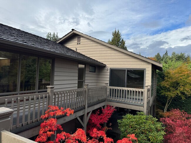 Building Photo - Cozy 5 bedr 3 bath rambler with daylight b...