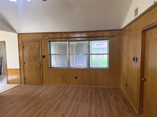 Building Photo - 214 Kings Ct