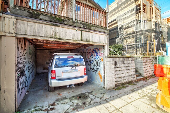 Building Photo - 8 Bedroom home in the Heart of the U-district