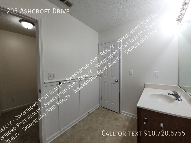 Building Photo - 205 Ashcroft Dr