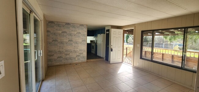 Building Photo - 2 Bed 1 Bath single wide mobile home on just shy of 1/2 acer lot in Lake Stevens $2350.00/mo