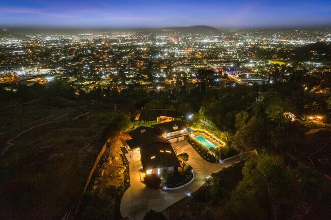 Building Photo - 5048 Bluff Pl