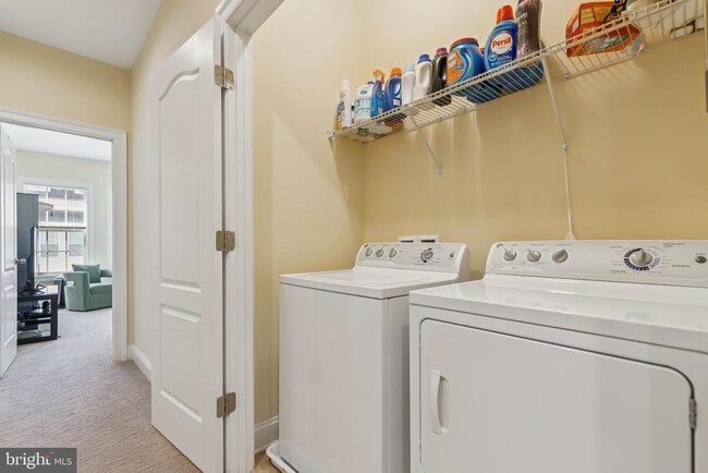 Building Photo - 724 Sentry Square