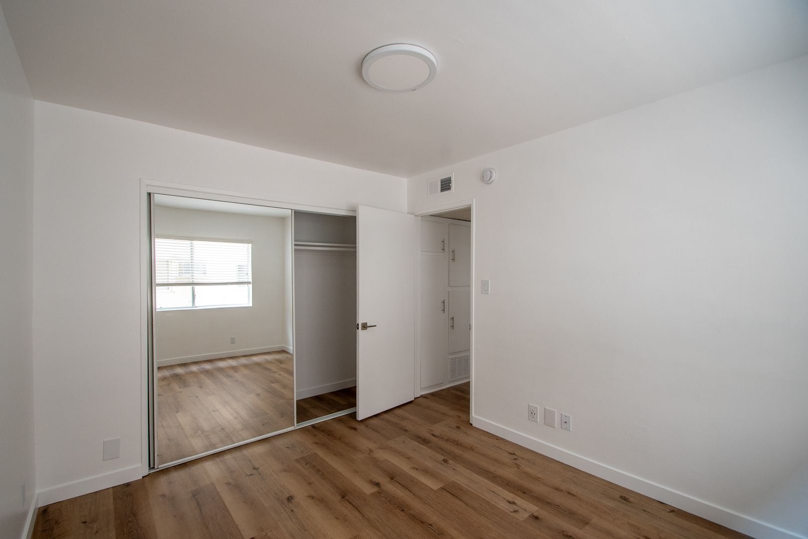 Building Photo - 14706 Dickens St
