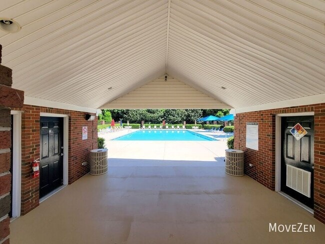 Building Photo - 2200 Valley Edge Dr