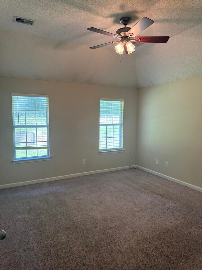 Building Photo - 10389 Redmond Dr