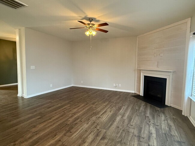 Building Photo - Beautiful 4 bedroom 2.5 bath home located in the Cliffs subdivision!