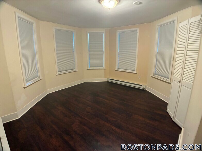 Building Photo - 739 Parker St