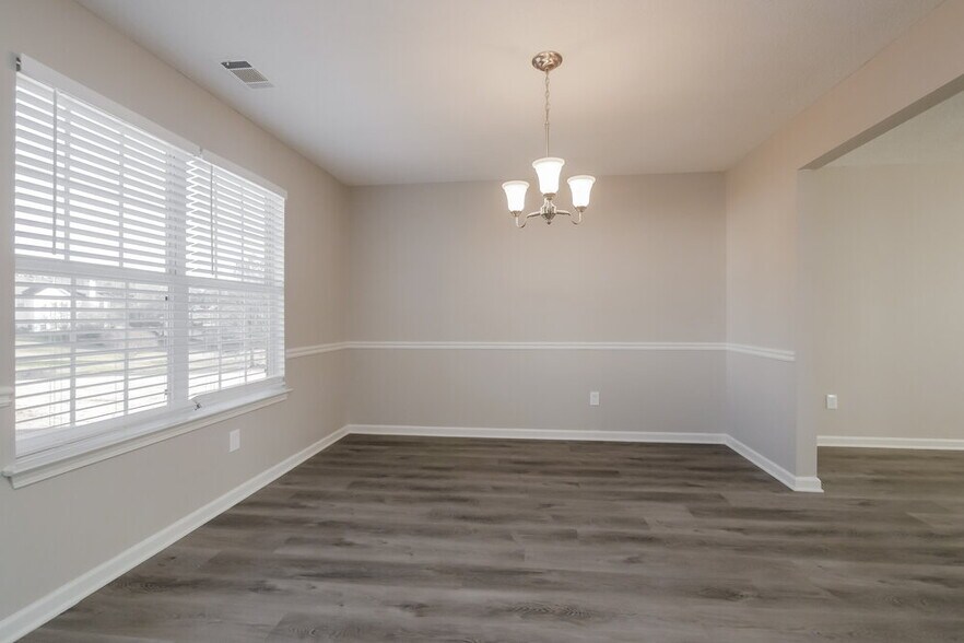 Building Photo - 898 Tara Bend