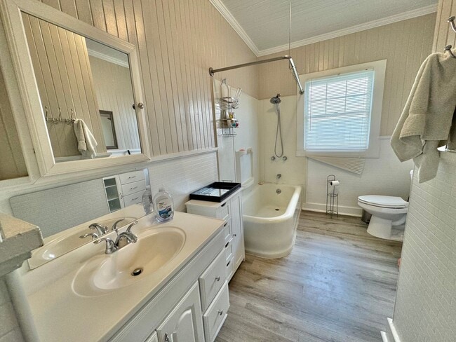 Building Photo - Charming detached single family Kaimuki 3 bdrm, 1 bath home on level lot
