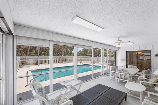 Building Photo - 901 Sandy Oaks Dr