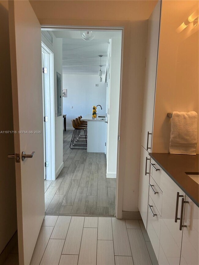 Building Photo - 999 SW 1st Ave