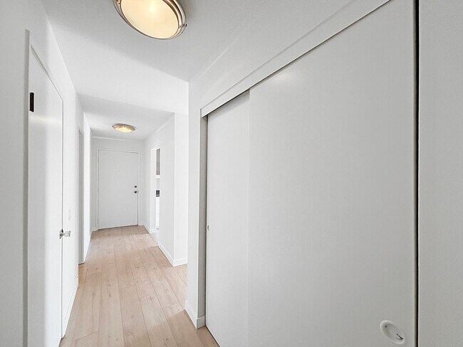 Building Photo - Charming & Spacious 2BD/2BA Condo in Bay P...