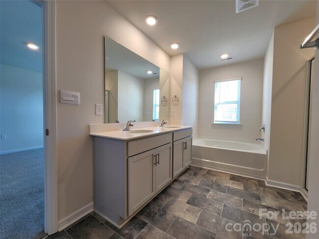 Building Photo - 125 Sycamore Xing Ct