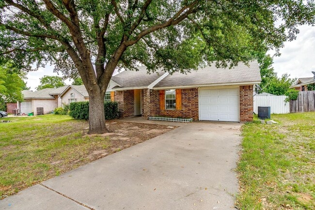 Building Photo - Cozy 3 Bed, 2 Bath Home Minutes Away from ...