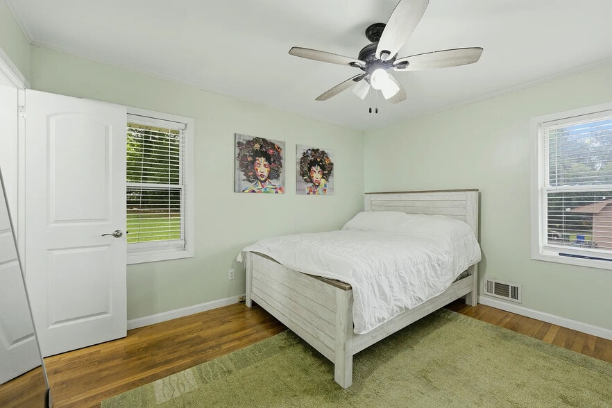 Building Photo - Room in House on Rollingwood Ct SE