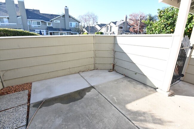 Building Photo - Nicely upated 2 Story Townhouse at Mansion Park with 2 Master Suites.