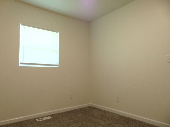 Building Photo - Newly Remodeled 4 Bed 2 Bath Duplex!
