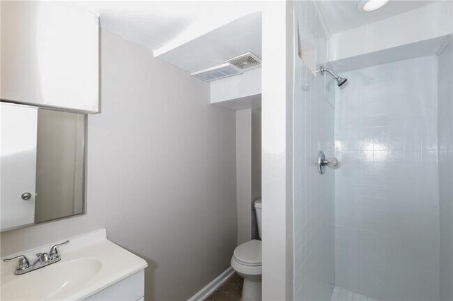 Building Photo - 5425 Skyview Dr SW