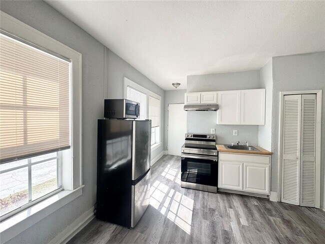 Building Photo - 704 Cordova Dr