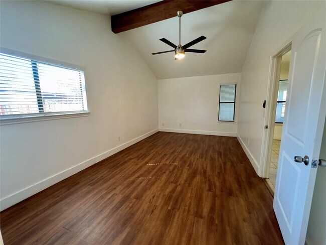 Building Photo - 2110 Meadow Brook Dr