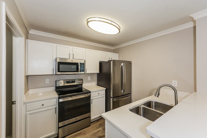 Building Photo - 1016 Matamoros Plaza