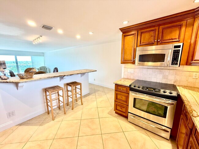 Building Photo - 1160 Hillsboro Mile