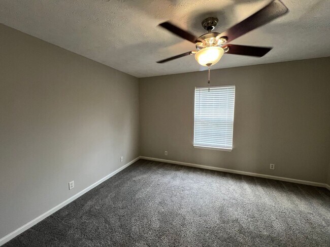 Building Photo - Spacious 4 Bedroom 2.5 Bath Available Now!