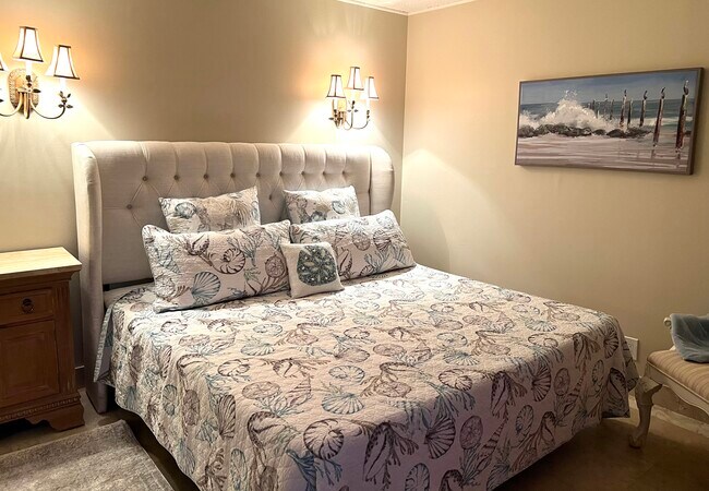 King Size Bedroom - 2455 Lindell Blvd