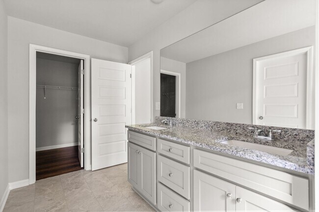 Building Photo - 4 bed / 2.5 bath in Gainesville! Retreat a...