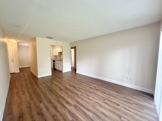 Building Photo - Apartment - Right off Cypress Gardens Blvd!