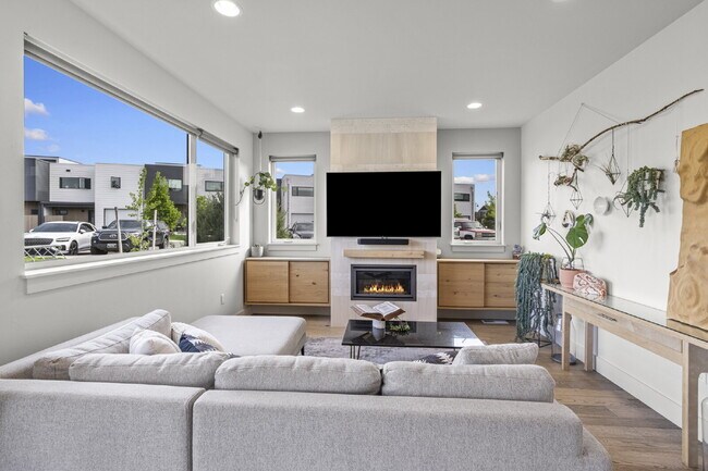 Building Photo - Modern Luxury in this end unit Blondie Condo