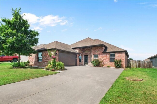 Building Photo - 904 SW Caprington St