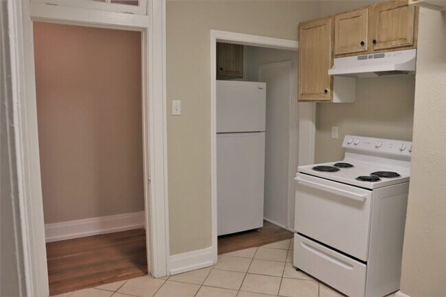 Building Photo - Spacious 3 Bedroom/1 Bath Conveniently Located!