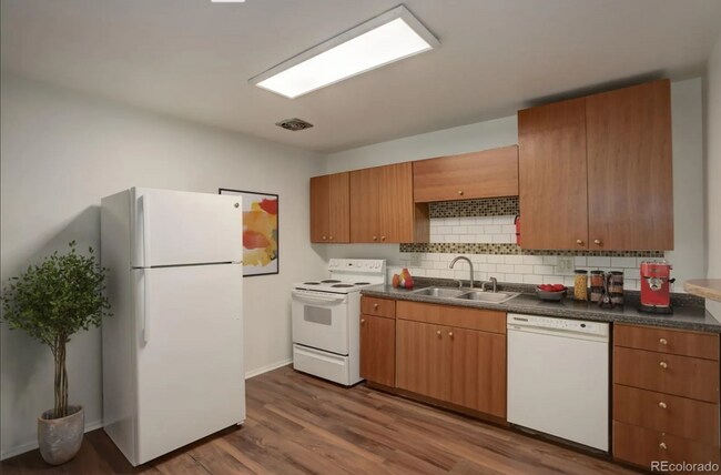Building Photo - Spacious & Remodeled 3-Bedroom Corner Unit...
