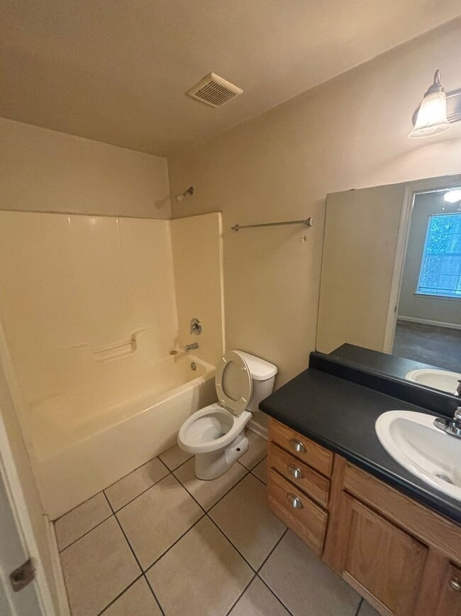 Building Photo - Awesome 3x3 Townhouse with Private Driveway!