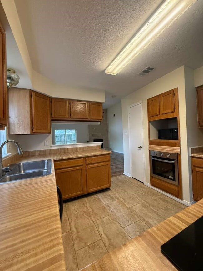 Building Photo - 10550 Walnut Glen Dr