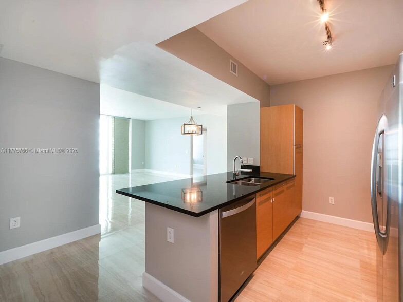 Primary Photo - 950 Brickell Bay Dr