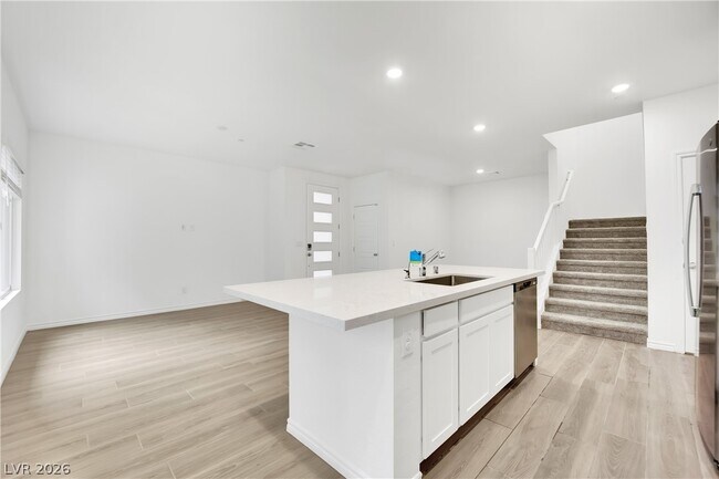 Building Photo - 600 N Carriage Hill Dr